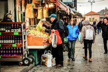Kudüs İsrail 2 Mayıs 2019 Coronavirus salgını İsrail 'i vurmadan ve insanların hayatlarını değiştirmeden önce Kudüs' teki Mahane Yehuda pazarından alışveriş yapan kimliği belirsiz insanların görüntüsü