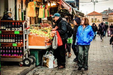 Kudüs İsrail 2 Mayıs 2019 Coronavirus salgını İsrail 'i vurmadan ve insanların hayatlarını değiştirmeden önce Kudüs' teki Mahane Yehuda pazarından alışveriş yapan kimliği belirsiz insanların görüntüsü