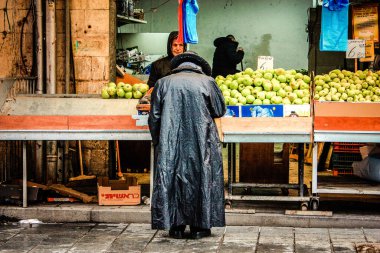 Kudüs İsrail 2 Mayıs 2019 Coronavirus salgını İsrail 'i vurmadan ve insanların hayatlarını değiştirmeden önce Kudüs' teki Mahane Yehuda pazarından alışveriş yapan kimliği belirsiz insanların görüntüsü