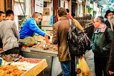 Kudüs İsrail 2 Mayıs 2019 Coronavirus salgını İsrail 'i vurmadan ve insanların hayatlarını değiştirmeden önce Kudüs' teki Mahane Yehuda pazarından alışveriş yapan kimliği belirsiz insanların görüntüsü
