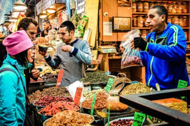 Kudüs İsrail 2 Mayıs 2019 Coronavirus salgını İsrail 'i vurmadan ve insanların hayatlarını değiştirmeden önce Kudüs' teki Mahane Yehuda pazarından alışveriş yapan kimliği belirsiz insanların görüntüsü