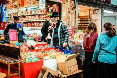 Kudüs İsrail 2 Mayıs 2019 Coronavirus salgını İsrail 'i vurmadan ve insanların hayatlarını değiştirmeden önce Kudüs' teki Mahane Yehuda pazarından alışveriş yapan kimliği belirsiz insanların görüntüsü