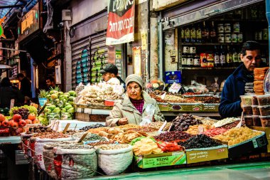 Kudüs İsrail 2 Mayıs 2019 Coronavirus salgını İsrail 'i vurmadan ve insanların hayatlarını değiştirmeden önce Kudüs' teki Mahane Yehuda pazarından alışveriş yapan kimliği belirsiz insanların görüntüsü