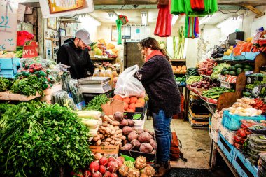 Kudüs İsrail 2 Mayıs 2019 Coronavirus salgını İsrail 'i vurmadan ve insanların hayatlarını değiştirmeden önce Kudüs' teki Mahane Yehuda pazarından alışveriş yapan kimliği belirsiz insanların görüntüsü