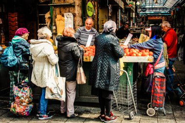 Kudüs İsrail 2 Mayıs 2019 Coronavirus salgını İsrail 'i vurmadan ve insanların hayatlarını değiştirmeden önce Kudüs' teki Mahane Yehuda pazarından alışveriş yapan kimliği belirsiz insanların görüntüsü