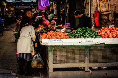 Kudüs İsrail 2 Mayıs 2019 Coronavirus salgını İsrail 'i vurmadan ve insanların hayatlarını değiştirmeden önce Kudüs' teki Mahane Yehuda pazarından alışveriş yapan kimliği belirsiz insanların görüntüsü
