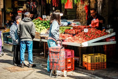 Kudüs İsrail 2 Mayıs 2019 Coronavirus salgını İsrail 'i vurmadan ve insanların hayatlarını değiştirmeden önce Kudüs' teki Mahane Yehuda pazarından alışveriş yapan kimliği belirsiz insanların görüntüsü