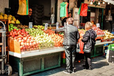 Kudüs İsrail 2 Mayıs 2019 Coronavirus salgını İsrail 'i vurmadan ve insanların hayatlarını değiştirmeden önce Kudüs' teki Mahane Yehuda pazarından alışveriş yapan kimliği belirsiz insanların görüntüsü