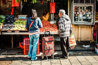 Kudüs İsrail 2 Mayıs 2019 Coronavirus salgını İsrail 'i vurmadan ve insanların hayatlarını değiştirmeden önce Kudüs' teki Mahane Yehuda pazarından alışveriş yapan kimliği belirsiz insanların görüntüsü