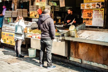 Kudüs İsrail 2 Mayıs 2019 Coronavirus salgını İsrail 'i vurmadan ve insanların hayatlarını değiştirmeden önce Kudüs' teki Mahane Yehuda pazarından alışveriş yapan kimliği belirsiz insanların görüntüsü