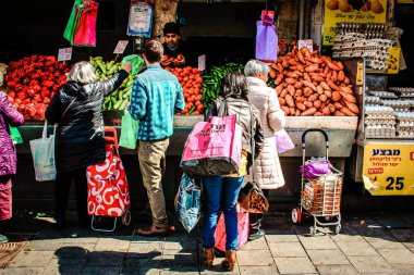 Kudüs İsrail 2 Mayıs 2019 Coronavirus salgını İsrail 'i vurmadan ve insanların hayatlarını değiştirmeden önce Kudüs' teki Mahane Yehuda pazarından alışveriş yapan kimliği belirsiz insanların görüntüsü