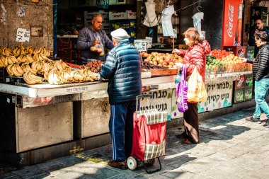 Kudüs İsrail 2 Mayıs 2019 Coronavirus salgını İsrail 'i vurmadan ve insanların hayatlarını değiştirmeden önce Kudüs' teki Mahane Yehuda pazarından alışveriş yapan kimliği belirsiz insanların görüntüsü