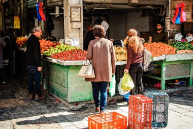 Kudüs İsrail 2 Mayıs 2019 Coronavirus salgını İsrail 'i vurmadan ve insanların hayatlarını değiştirmeden önce Kudüs' teki Mahane Yehuda pazarından alışveriş yapan kimliği belirsiz insanların görüntüsü