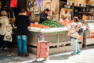 Kudüs İsrail 2 Mayıs 2019 Coronavirus salgını İsrail 'i vurmadan ve insanların hayatlarını değiştirmeden önce Kudüs' teki Mahane Yehuda pazarından alışveriş yapan kimliği belirsiz insanların görüntüsü
