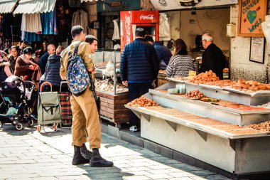 Kudüs İsrail 2 Mayıs 2019 Coronavirus salgını İsrail 'i vurmadan ve insanların hayatlarını değiştirmeden önce Kudüs' teki Mahane Yehuda pazarından alışveriş yapan kimliği belirsiz insanların görüntüsü