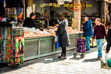 Kudüs İsrail 2 Mayıs 2019 Coronavirus salgını İsrail 'i vurmadan ve insanların hayatlarını değiştirmeden önce Kudüs' teki Mahane Yehuda pazarından alışveriş yapan kimliği belirsiz insanların görüntüsü
