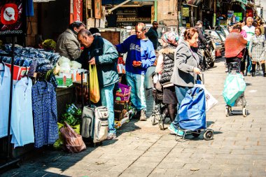Kudüs İsrail 2 Mayıs 2019 Coronavirus salgını İsrail 'i vurmadan ve insanların hayatlarını değiştirmeden önce Kudüs' teki Mahane Yehuda pazarından alışveriş yapan kimliği belirsiz insanların görüntüsü