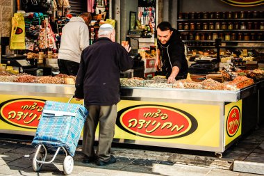 Kudüs İsrail 2 Mayıs 2019 Coronavirus salgını İsrail 'i vurmadan ve insanların hayatlarını değiştirmeden önce Kudüs' teki Mahane Yehuda pazarından alışveriş yapan kimliği belirsiz insanların görüntüsü