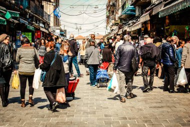 Kudüs İsrail 2 Mayıs 2019 Coronavirus salgını İsrail 'i vurmadan ve insanların hayatlarını değiştirmeden önce Kudüs' teki Mahane Yehuda pazarından alışveriş yapan kimliği belirsiz insanların görüntüsü