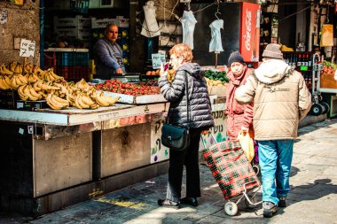 Kudüs İsrail 2 Mayıs 2019 Coronavirus salgını İsrail 'i vurmadan ve insanların hayatlarını değiştirmeden önce Kudüs' teki Mahane Yehuda pazarından alışveriş yapan kimliği belirsiz insanların görüntüsü