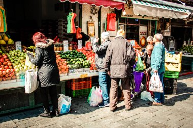 Kudüs İsrail 2 Mayıs 2019 Coronavirus salgını İsrail 'i vurmadan ve insanların hayatlarını değiştirmeden önce Kudüs' teki Mahane Yehuda pazarından alışveriş yapan kimliği belirsiz insanların görüntüsü