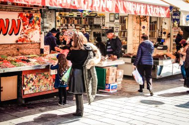 Kudüs İsrail 2 Mayıs 2019 Coronavirus salgını İsrail 'i vurmadan ve insanların hayatlarını değiştirmeden önce Kudüs' teki Mahane Yehuda pazarından alışveriş yapan kimliği belirsiz insanların görüntüsü