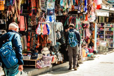 Kudüs İsrail 2 Mayıs 2019 Coronavirus salgını İsrail 'i vurmadan ve insanların hayatlarını değiştirmeden önce Kudüs' teki Mahane Yehuda pazarından alışveriş yapan kimliği belirsiz insanların görüntüsü