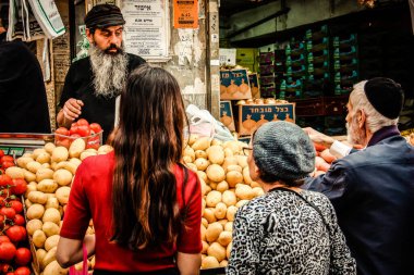 Kudüs İsrail 2 Mayıs 2019 Coronavirus salgını İsrail 'i vurmadan ve insanların hayatlarını değiştirmeden önce Kudüs' teki Mahane Yehuda pazarından alışveriş yapan kimliği belirsiz insanların görüntüsü