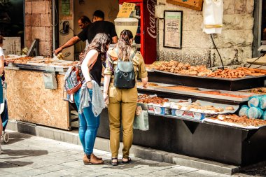 Kudüs İsrail 2 Mayıs 2019 Coronavirus salgını İsrail 'i vurmadan ve insanların hayatlarını değiştirmeden önce Kudüs' teki Mahane Yehuda pazarından alışveriş yapan kimliği belirsiz insanların görüntüsü