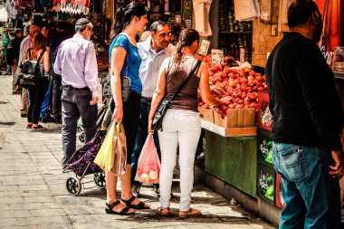 Kudüs İsrail 2 Mayıs 2019 Coronavirus salgını İsrail 'i vurmadan ve insanların hayatlarını değiştirmeden önce Kudüs' teki Mahane Yehuda pazarından alışveriş yapan kimliği belirsiz insanların görüntüsü