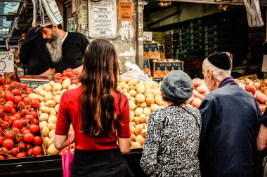 Kudüs İsrail 2 Mayıs 2019 Coronavirus salgını İsrail 'i vurmadan ve insanların hayatlarını değiştirmeden önce Kudüs' teki Mahane Yehuda pazarından alışveriş yapan kimliği belirsiz insanların görüntüsü