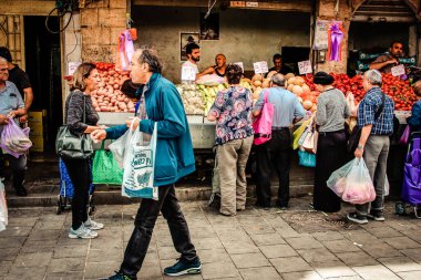Kudüs İsrail 2 Mayıs 2019 Coronavirus salgını İsrail 'i vurmadan ve insanların hayatlarını değiştirmeden önce Kudüs' teki Mahane Yehuda pazarından alışveriş yapan kimliği belirsiz insanların görüntüsü