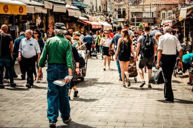 Kudüs İsrail 2 Mayıs 2019 Coronavirus salgını İsrail 'i vurmadan ve insanların hayatlarını değiştirmeden önce Kudüs' teki Mahane Yehuda pazarından alışveriş yapan kimliği belirsiz insanların görüntüsü