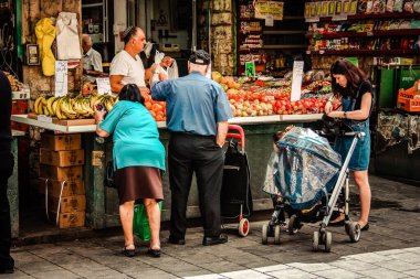 Kudüs İsrail 2 Mayıs 2019 Coronavirus salgını İsrail 'i vurmadan ve insanların hayatlarını değiştirmeden önce Kudüs' teki Mahane Yehuda pazarından alışveriş yapan kimliği belirsiz insanların görüntüsü