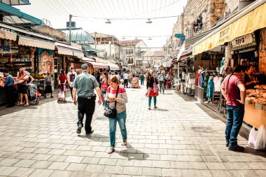 Kudüs İsrail 2 Mayıs 2019 Coronavirus salgını İsrail 'i vurmadan ve insanların hayatlarını değiştirmeden önce Kudüs' teki Mahane Yehuda pazarından alışveriş yapan kimliği belirsiz insanların görüntüsü