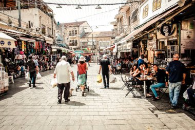 Kudüs İsrail 2 Mayıs 2019 Coronavirus salgını İsrail 'i vurmadan ve insanların hayatlarını değiştirmeden önce Kudüs' teki Mahane Yehuda pazarından alışveriş yapan kimliği belirsiz insanların görüntüsü