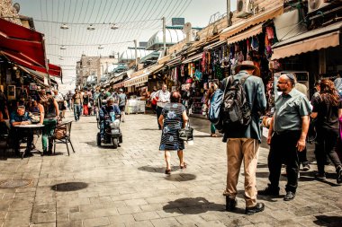Kudüs İsrail 2 Mayıs 2019 Coronavirus salgını İsrail 'i vurmadan ve insanların hayatlarını değiştirmeden önce Kudüs' teki Mahane Yehuda pazarından alışveriş yapan kimliği belirsiz insanların görüntüsü