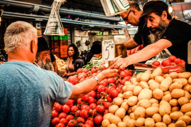 Kudüs İsrail 2 Mayıs 2019 Coronavirus salgını İsrail 'i vurmadan ve insanların hayatlarını değiştirmeden önce Kudüs' teki Mahane Yehuda pazarından alışveriş yapan kimliği belirsiz insanların görüntüsü