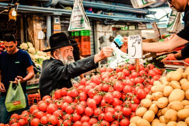 Kudüs İsrail 2 Mayıs 2019 Coronavirus salgını İsrail 'i vurmadan ve insanların hayatlarını değiştirmeden önce Kudüs' teki Mahane Yehuda pazarından alışveriş yapan kimliği belirsiz insanların görüntüsü