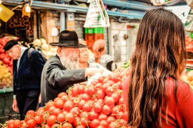 Kudüs İsrail 2 Mayıs 2019 Coronavirus salgını İsrail 'i vurmadan ve insanların hayatlarını değiştirmeden önce Kudüs' teki Mahane Yehuda pazarından alışveriş yapan kimliği belirsiz insanların görüntüsü