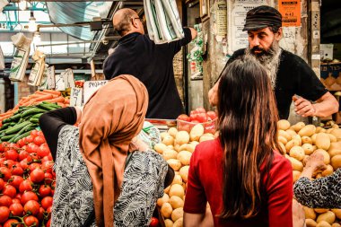 Kudüs İsrail 2 Mayıs 2019 Coronavirus salgını İsrail 'i vurmadan ve insanların hayatlarını değiştirmeden önce Kudüs' teki Mahane Yehuda pazarından alışveriş yapan kimliği belirsiz insanların görüntüsü