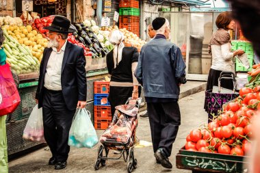 Kudüs İsrail 2 Mayıs 2019 Coronavirus salgını İsrail 'i vurmadan ve insanların hayatlarını değiştirmeden önce Kudüs' teki Mahane Yehuda pazarından alışveriş yapan kimliği belirsiz insanların görüntüsü