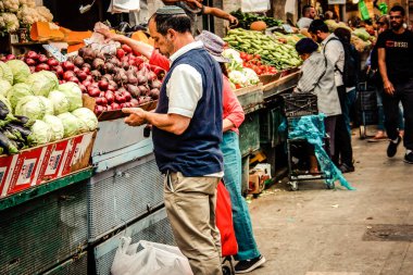 Kudüs İsrail 2 Mayıs 2019 Coronavirus salgını İsrail 'i vurmadan ve insanların hayatlarını değiştirmeden önce Kudüs' teki Mahane Yehuda pazarından alışveriş yapan kimliği belirsiz insanların görüntüsü