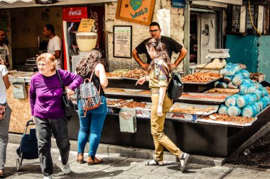 Kudüs İsrail 2 Mayıs 2019 Coronavirus salgını İsrail 'i vurmadan ve insanların hayatlarını değiştirmeden önce Kudüs' teki Mahane Yehuda pazarından alışveriş yapan kimliği belirsiz insanların görüntüsü