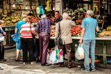 Kudüs İsrail 2 Mayıs 2019 Coronavirus salgını İsrail 'i vurmadan ve insanların hayatlarını değiştirmeden önce Kudüs' teki Mahane Yehuda pazarından alışveriş yapan kimliği belirsiz insanların görüntüsü