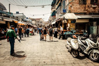Kudüs İsrail 2 Mayıs 2019 Coronavirus salgını İsrail 'i vurmadan ve insanların hayatlarını değiştirmeden önce Kudüs' teki Mahane Yehuda pazarından alışveriş yapan kimliği belirsiz insanların görüntüsü