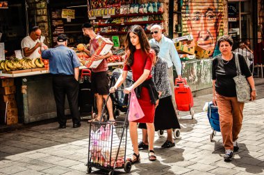 Kudüs İsrail 2 Mayıs 2019 Coronavirus salgını İsrail 'i vurmadan ve insanların hayatlarını değiştirmeden önce Kudüs' teki Mahane Yehuda pazarından alışveriş yapan kimliği belirsiz insanların görüntüsü