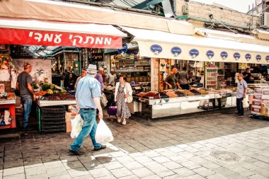Kudüs İsrail 2 Mayıs 2019 Coronavirus salgını İsrail 'i vurmadan ve insanların hayatlarını değiştirmeden önce Kudüs' teki Mahane Yehuda pazarından alışveriş yapan kimliği belirsiz insanların görüntüsü