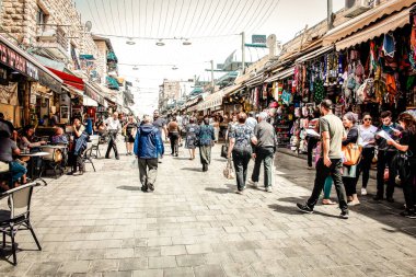 Kudüs İsrail 2 Mayıs 2019 Coronavirus salgını İsrail 'i vurmadan ve insanların hayatlarını değiştirmeden önce Kudüs' teki Mahane Yehuda pazarından alışveriş yapan kimliği belirsiz insanların görüntüsü