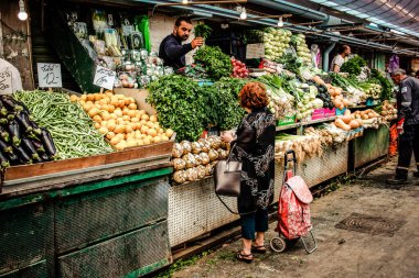 Kudüs İsrail 2 Mayıs 2019 Coronavirus salgını İsrail 'i vurmadan ve insanların hayatlarını değiştirmeden önce Kudüs' teki Mahane Yehuda pazarından alışveriş yapan kimliği belirsiz insanların görüntüsü